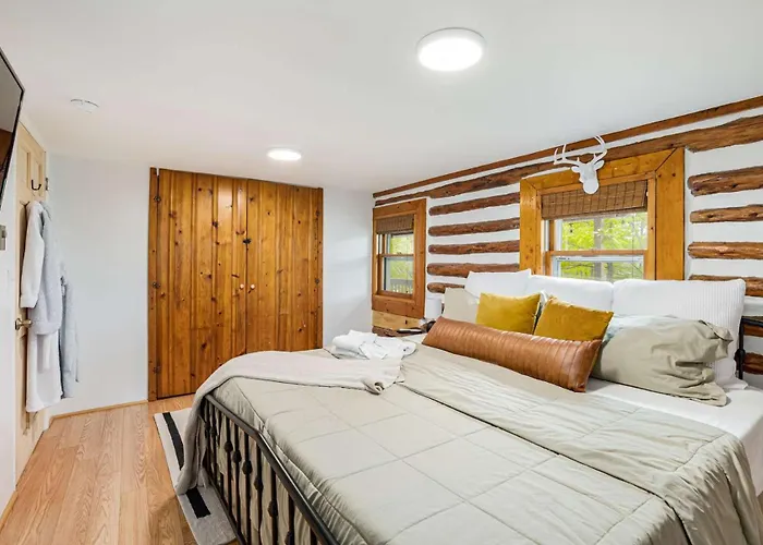 Modernized Log Cabin W Hot Tub Fire Pit & Views