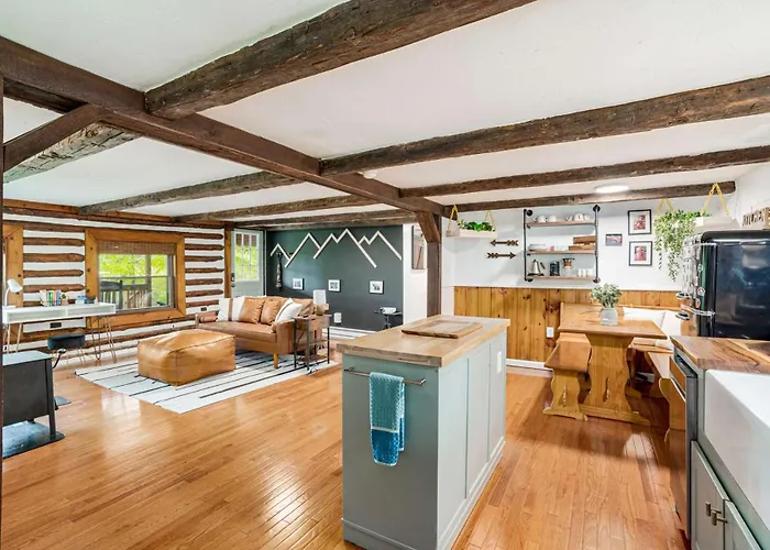 Modernized Log Cabin W Hot Tub Fire Pit & Views