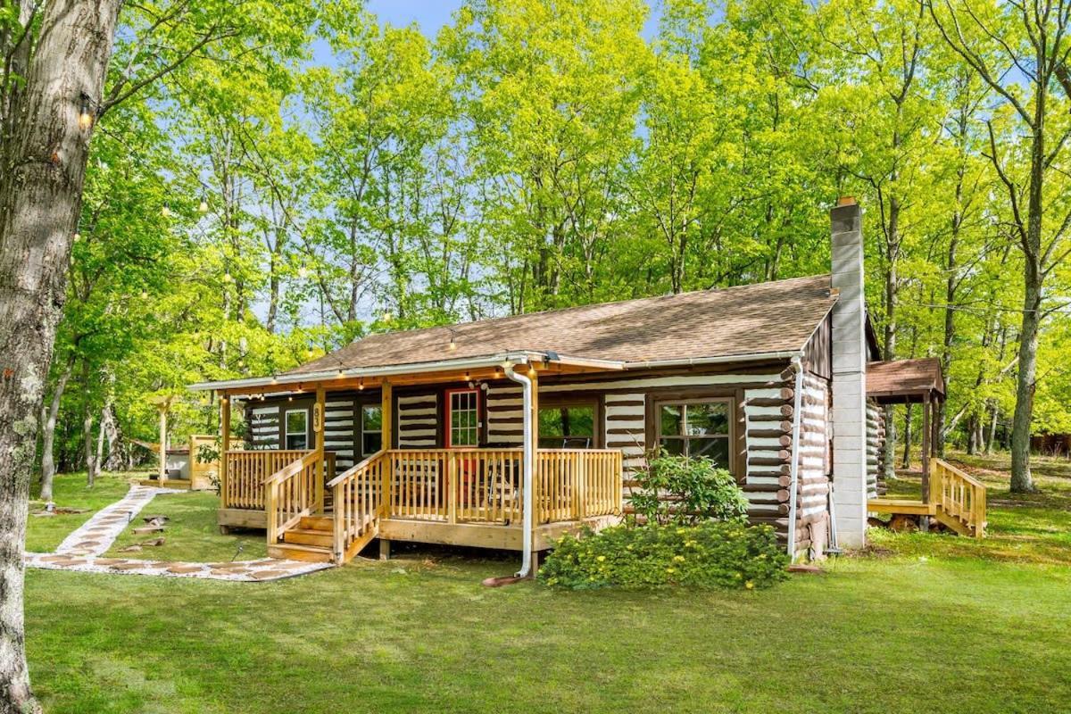 Modernized Log W Hot Tub Fire Pit & Views Chalet