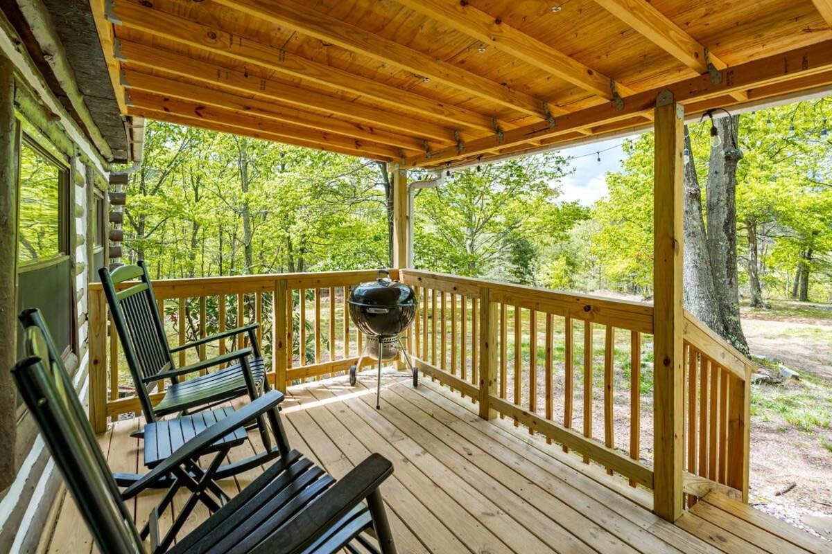 Modernized Log W Hot Tub Fire Pit & Views Chalet