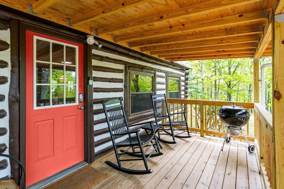 Chalet Modernized Log W Hot Tub Fire Pit & Views *
