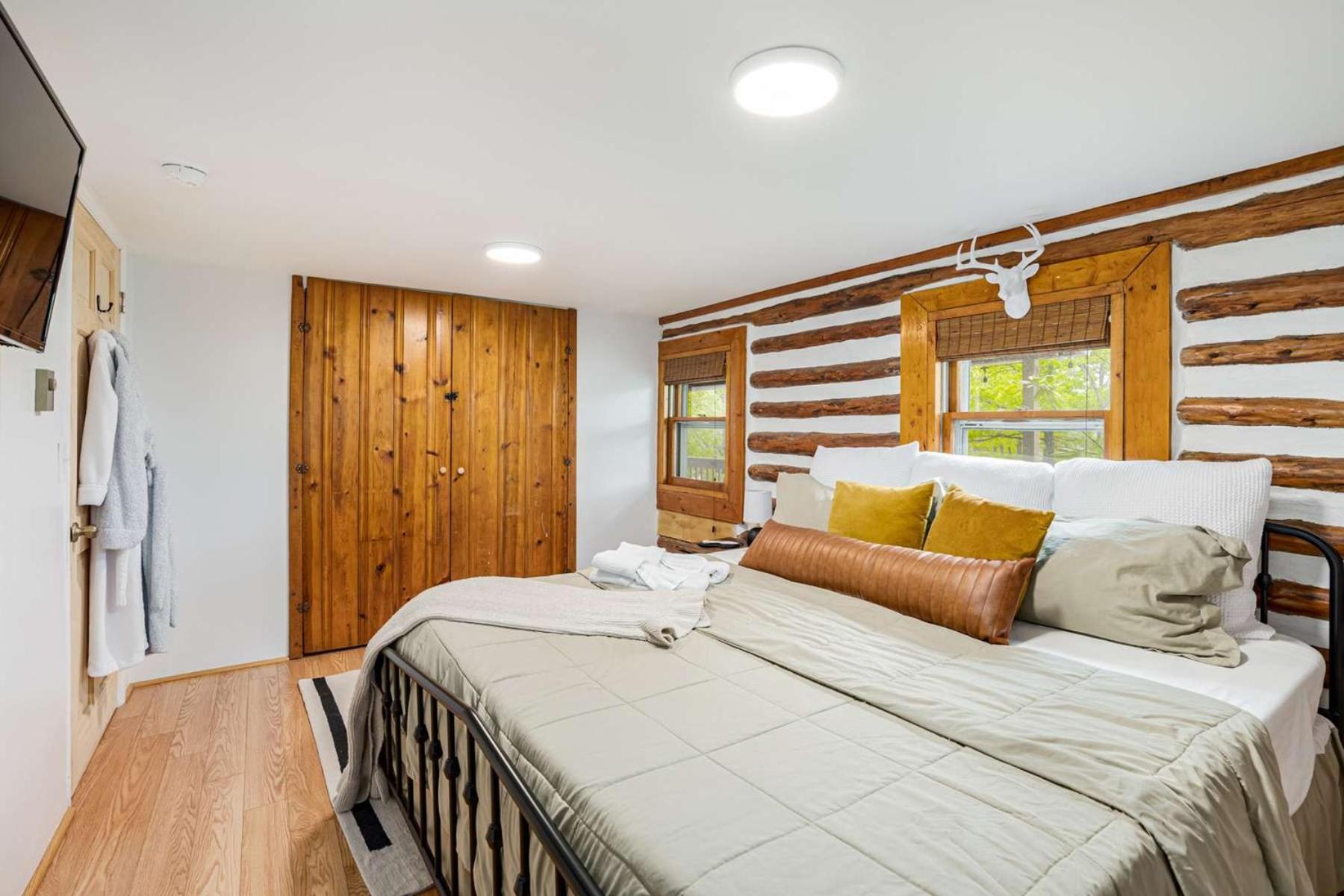 Modernized Log W Hot Tub Fire Pit & Views * Berkeley Springs