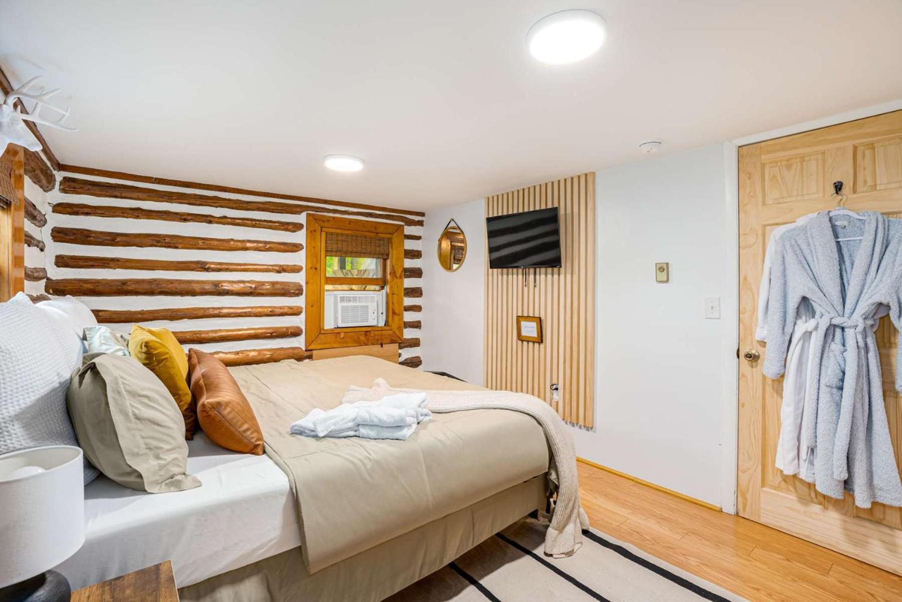 Chalet Modernized Log W Hot Tub Fire Pit & Views