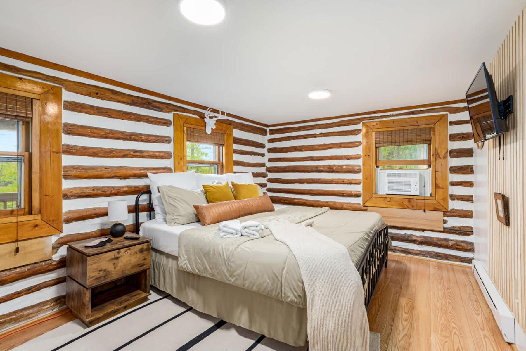 Modernized Log W Hot Tub Fire Pit & Views Chalet Berkeley Springs
