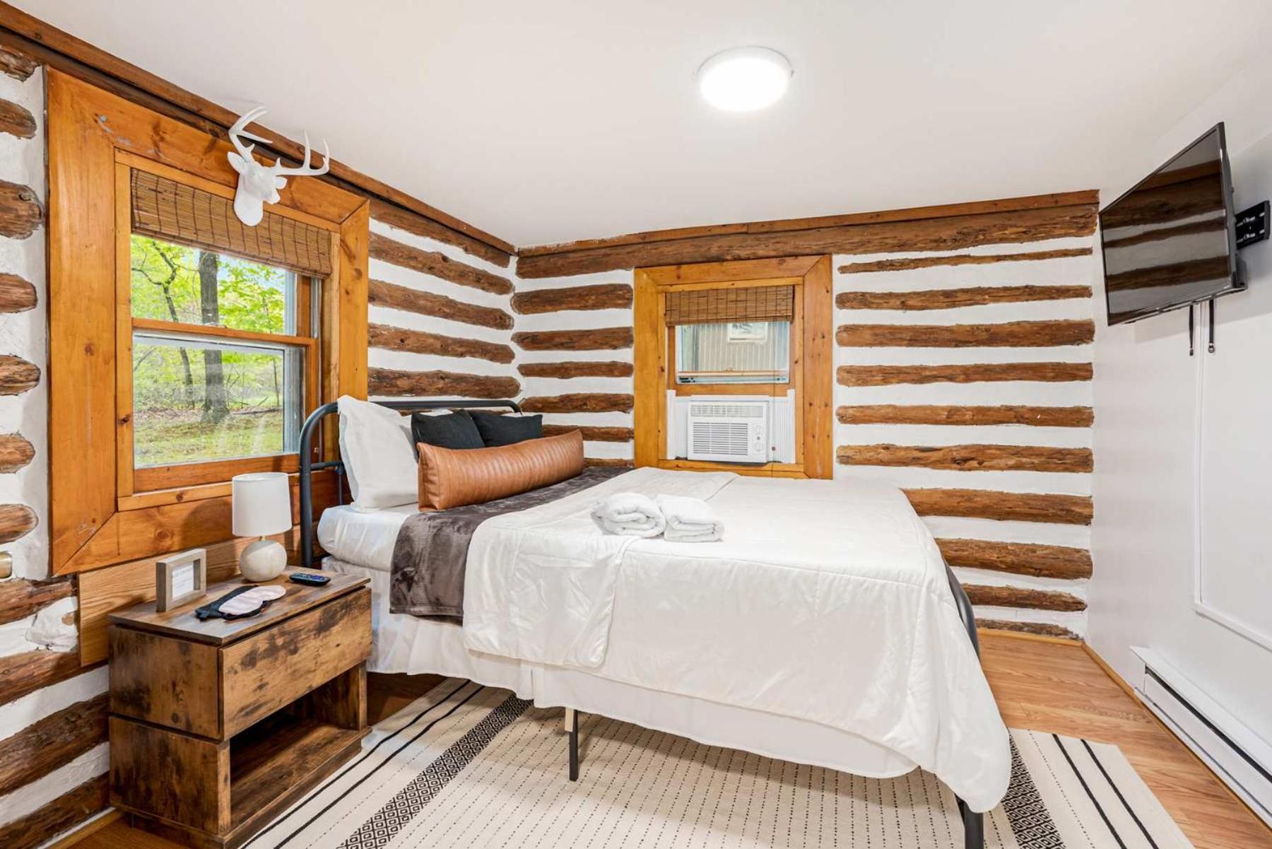 Chalet Modernized Log W Hot Tub Fire Pit & Views